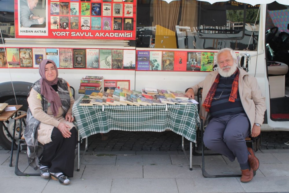 5 TIR DOLUSU KİTABI BULUNAN BAYBURT'TA İNSAN VE TOPLUM BİLİMLERİ FAKÜLTESİ TÜRK DİLİ VE EDEBİYATI BÖLÜMÜNDE ÖĞRETİM ÜYESİ OLAN 63 YAŞINDAKİ DOÇ. DR. HASAN AKTAŞ’IN KİTAPLARI EVİNE SIĞMADI SOKAĞA TAŞTI