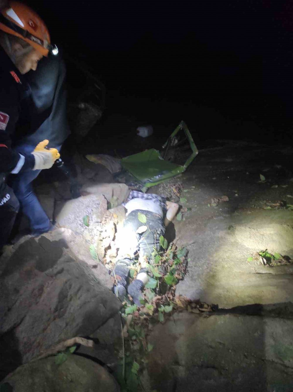GİRESUN'UN ESPİYE İLÇESİNDE DÜN GECE YAKLAŞIK 150 METRELİK UÇURUMA YUVARLANAN ARAÇTAN FIRLAYAN SÜRÜCÜ ÖZCAN ŞEN HAYATINI KAYBETTİ. ÖZCAN ŞEN’İ BULUNDUĞU YERDEN AFAD EKİPLERİ ÇIKARDI