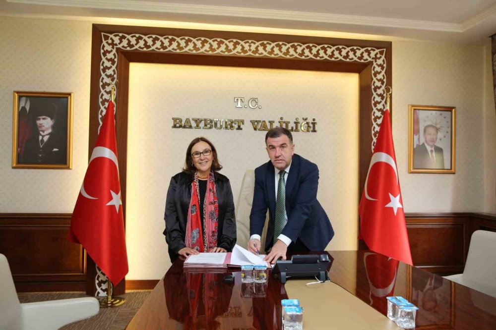 İÇİŞLERİ BAKANLIĞI SİVİL TOPLUMLA İLİŞKİLER GENEL MÜDÜRLÜĞÜ TARAFINDAN DERNEKLERE YAPILAN YARDIM KAPSAMINDA, BAYBURT'TA PROJE YARDIMI ALMAYA HAK KAZANAN SİVİL TOPLUM KURULUŞLARI İLE PROTOKOL İMZALANDI