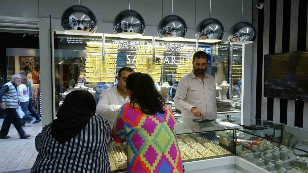 İSRAİL'İN GAZZE'YE SALDIRILARI GRAM ALTININ FİYATI ONS ALTIN VE DOLARDAKİ ARTIŞIN ETKİSİYLE BİN 784 TL CİVARINDA SEYREDERKEN, ORTA DOĞU'DA YAŞANAN ÇATIŞMA ORTAMI ALTINA YÜKSELİŞ OLARAK YANSIDI