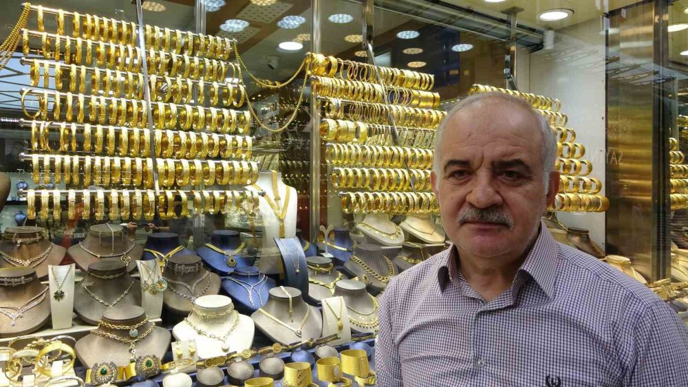 İSRAİL'İN GAZZE'YE SALDIRILARI GRAM ALTININ FİYATI ONS ALTIN VE DOLARDAKİ ARTIŞIN ETKİSİYLE BİN 784 TL CİVARINDA SEYREDERKEN, ORTA DOĞU'DA YAŞANAN ÇATIŞMA ORTAMI ALTINA YÜKSELİŞ OLARAK YANSIDI