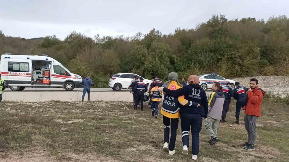 BARTIN'IN AMASRA İLÇESİNDE GECE YOLDAN ÇIKAN ARAÇ TAKLALAR ATARAK PARÇALARI ARAZİYE SAVRULURKEN, KAZADA 112 ÇALIŞANI OLDUĞU BELİRLENEN MAHMUT KURAL HAYATINI KAYBETTİ