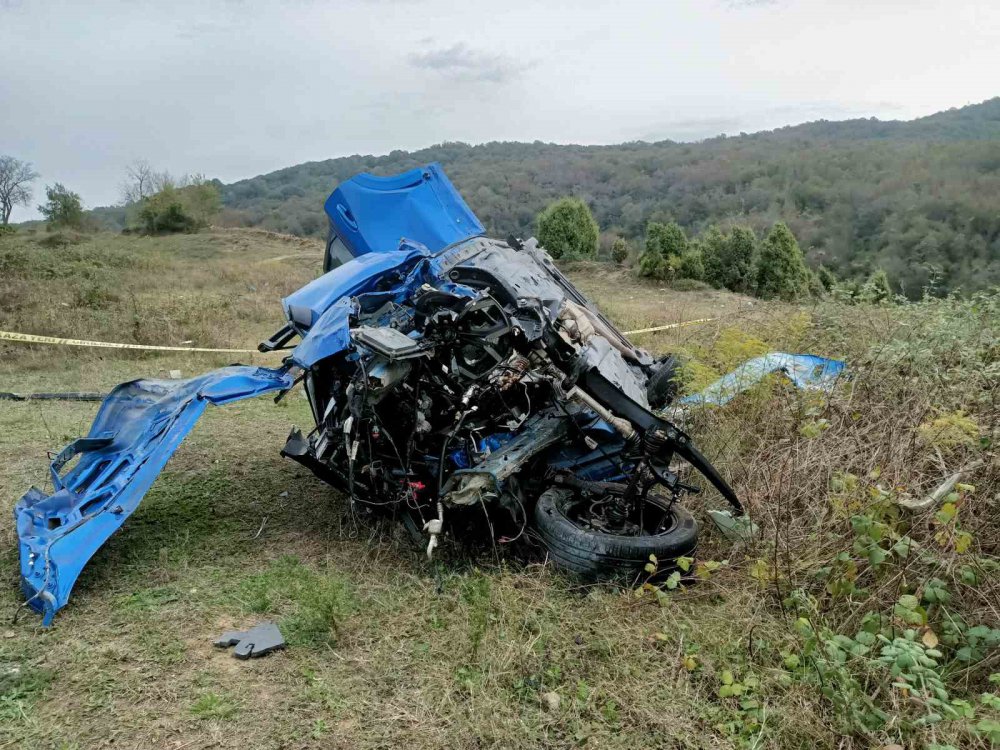 BARTIN'IN AMASRA İLÇESİNDE GECE YOLDAN ÇIKAN ARAÇ TAKLALAR ATARAK PARÇALARI ARAZİYE SAVRULURKEN, KAZADA 112 ÇALIŞANI OLDUĞU BELİRLENEN MAHMUT KURAL HAYATINI KAYBETTİ