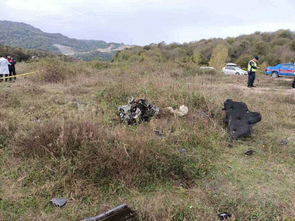 BARTIN'IN AMASRA İLÇESİNDE GECE YOLDAN ÇIKAN ARAÇ TAKLALAR ATARAK PARÇALARI ARAZİYE SAVRULURKEN, KAZADA 112 ÇALIŞANI OLDUĞU BELİRLENEN MAHMUT KURAL HAYATINI KAYBETTİ