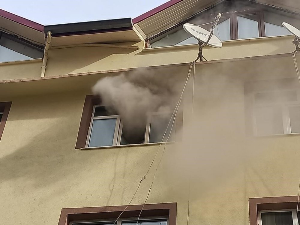 GÜMÜŞHANE'DE ODASINDA ÇAKMAKLA OYNAYAN 2,5 YAŞINDAKİ ÇOCUK EVİ YAKTI. YANGINI FARK EDEN EV SAHİBİ HAMDİ ÖZER KİRACILARINI YARALANMADAN EVDEN ÇIKARIRKEN, EV KULLANILAMAZ HALE GELDİ