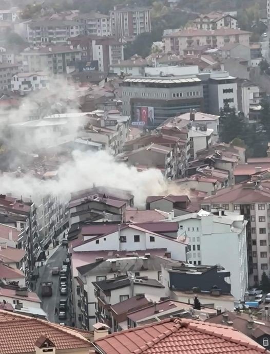 GÜMÜŞHANE'DE ODASINDA ÇAKMAKLA OYNAYAN 2,5 YAŞINDAKİ ÇOCUK EVİ YAKTI. YANGINI FARK EDEN EV SAHİBİ HAMDİ ÖZER KİRACILARINI YARALANMADAN EVDEN ÇIKARIRKEN, EV KULLANILAMAZ HALE GELDİ