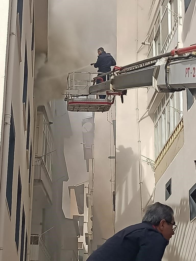 GÜMÜŞHANE'DE ODASINDA ÇAKMAKLA OYNAYAN 2,5 YAŞINDAKİ ÇOCUK EVİ YAKTI. YANGINI FARK EDEN EV SAHİBİ HAMDİ ÖZER KİRACILARINI YARALANMADAN EVDEN ÇIKARIRKEN, EV KULLANILAMAZ HALE GELDİ