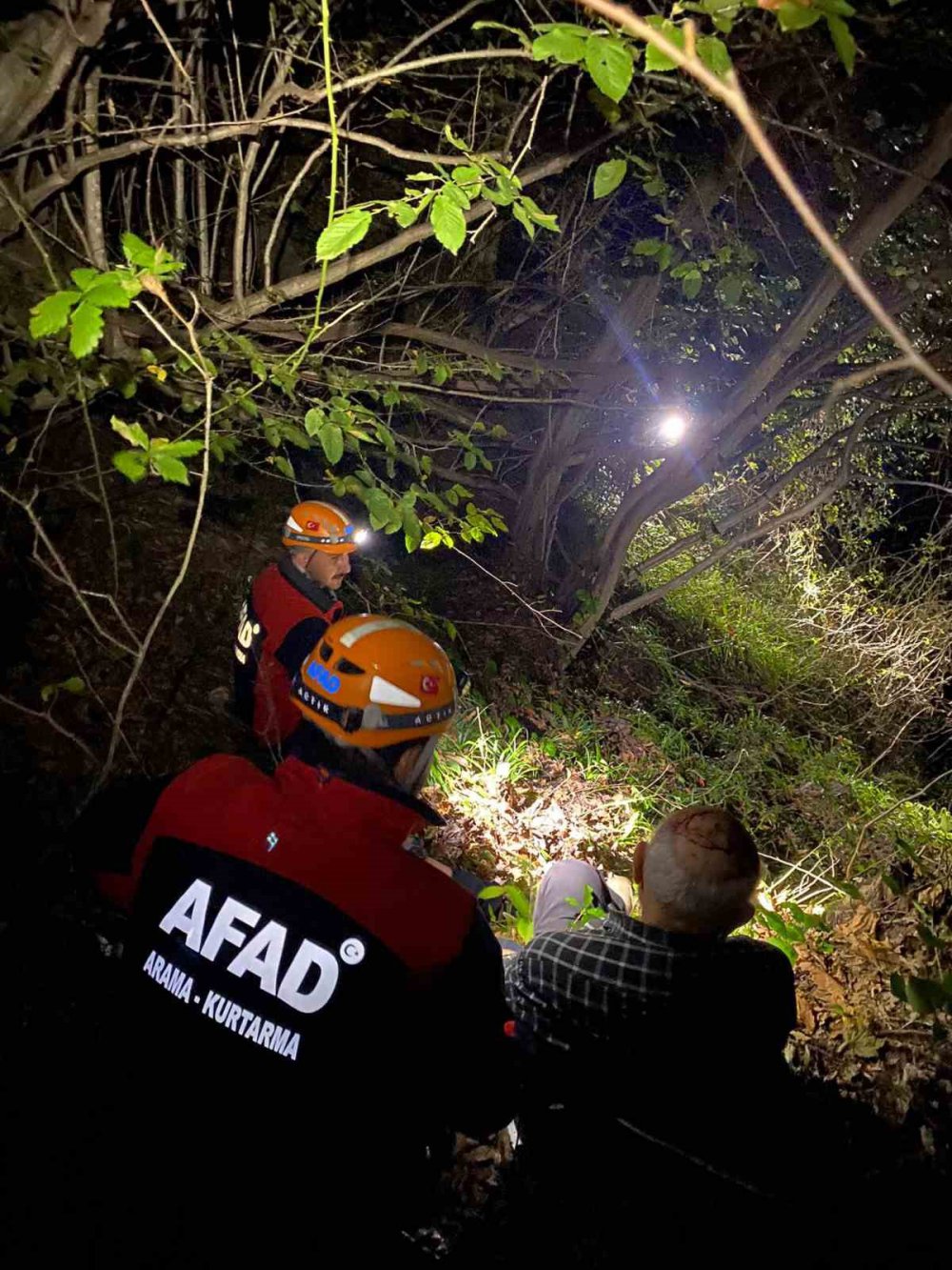 RİZE MERKEZE BAĞLI KÖPRÜLÜ KÖYÜNDE  KESTANE TOPLAMAK İÇİN EVDEN AYRILAN VE HABER ALINAMAYAN 80 YAŞINDAKİ E.B.  3 SAATLİK ARAMA KURTARMA ÇALIŞMALARININ ARDINDAN AFAD EKİPLERİ TARAFINDAN KURTARILDI