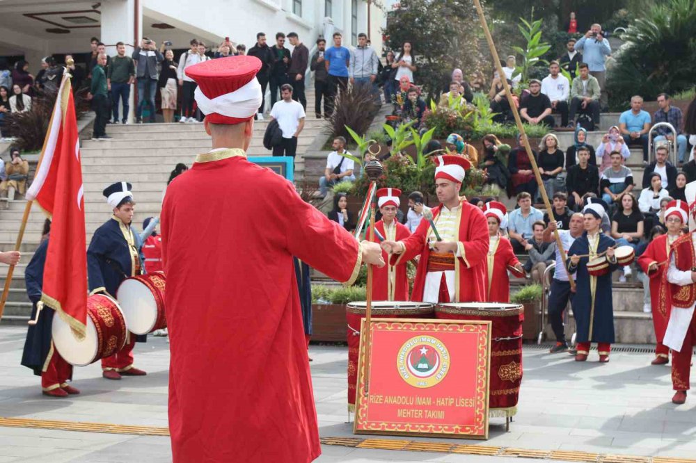 RİZE'YE ÜNİVERSİTE OKUMAYA GELEN ÖĞRENCİLERİN SOSYAL UYUMUNU SAĞLAYARAK KOLAYCA ŞEHRE ADAPTE OLMALARI İÇİN ETKİNLİK DÜZENLENDİ