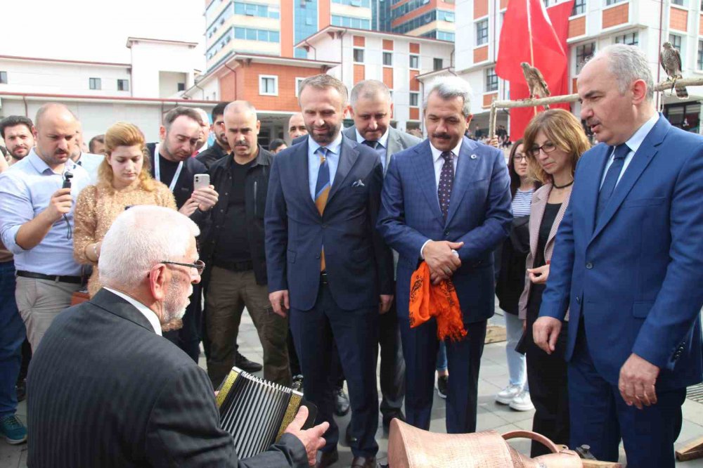 RİZE'YE ÜNİVERSİTE OKUMAYA GELEN ÖĞRENCİLERİN SOSYAL UYUMUNU SAĞLAYARAK KOLAYCA ŞEHRE ADAPTE OLMALARI İÇİN ETKİNLİK DÜZENLENDİ
