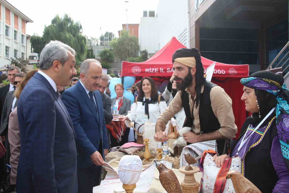 RİZE'YE ÜNİVERSİTE OKUMAYA GELEN ÖĞRENCİLERİN SOSYAL UYUMUNU SAĞLAYARAK KOLAYCA ŞEHRE ADAPTE OLMALARI İÇİN ETKİNLİK DÜZENLENDİ