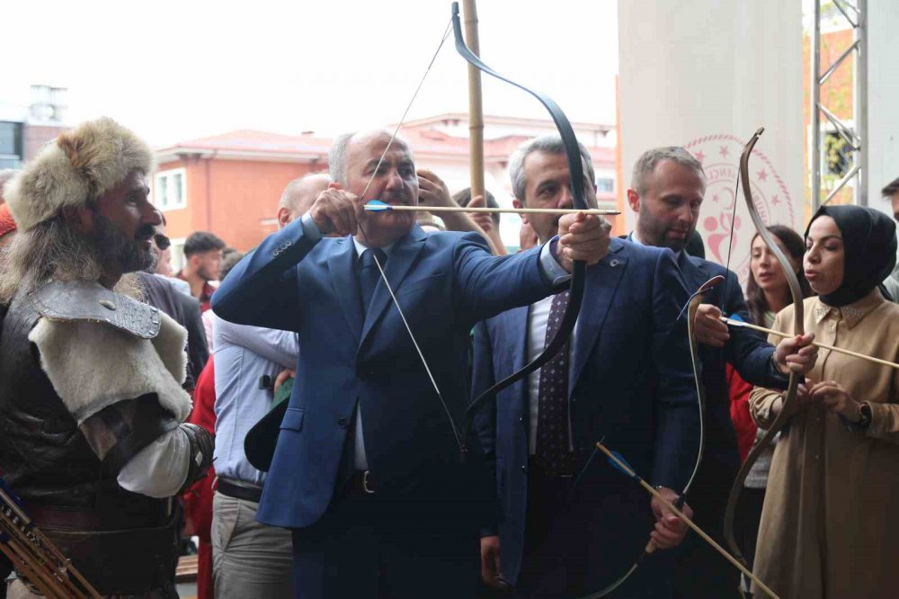 RİZE'YE ÜNİVERSİTE OKUMAYA GELEN ÖĞRENCİLERİN SOSYAL UYUMUNU SAĞLAYARAK KOLAYCA ŞEHRE ADAPTE OLMALARI İÇİN ETKİNLİK DÜZENLENDİ