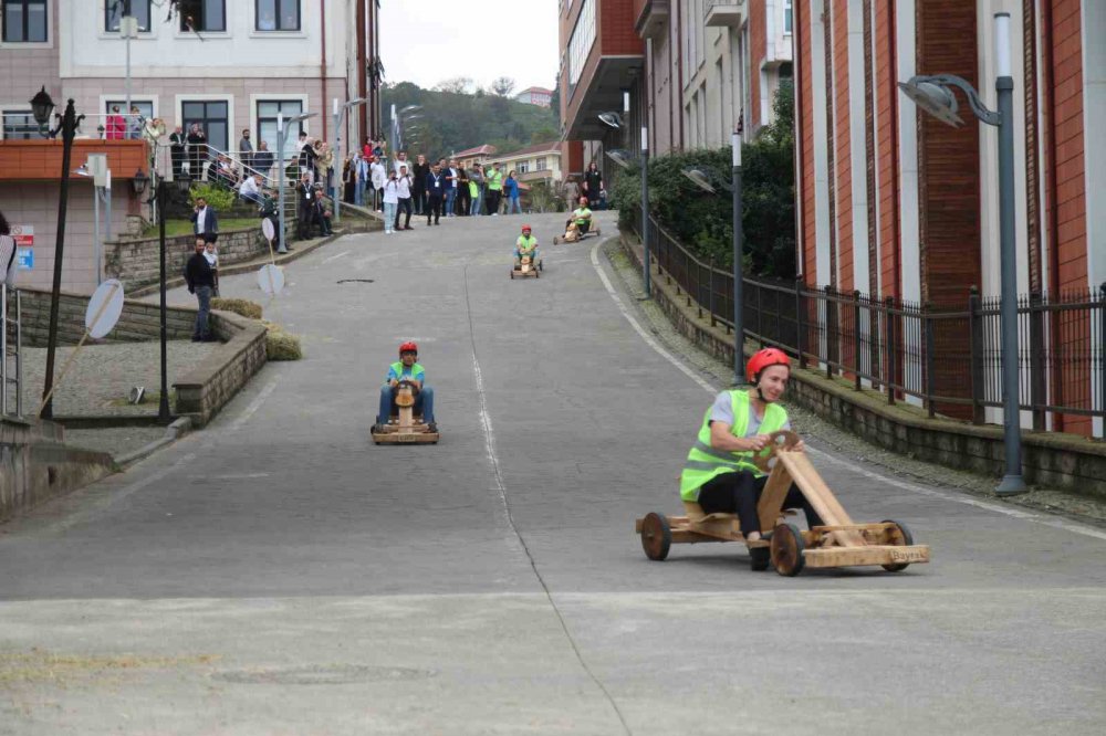 RİZE'YE ÜNİVERSİTE OKUMAYA GELEN ÖĞRENCİLERİN SOSYAL UYUMUNU SAĞLAYARAK KOLAYCA ŞEHRE ADAPTE OLMALARI İÇİN ETKİNLİK DÜZENLENDİ