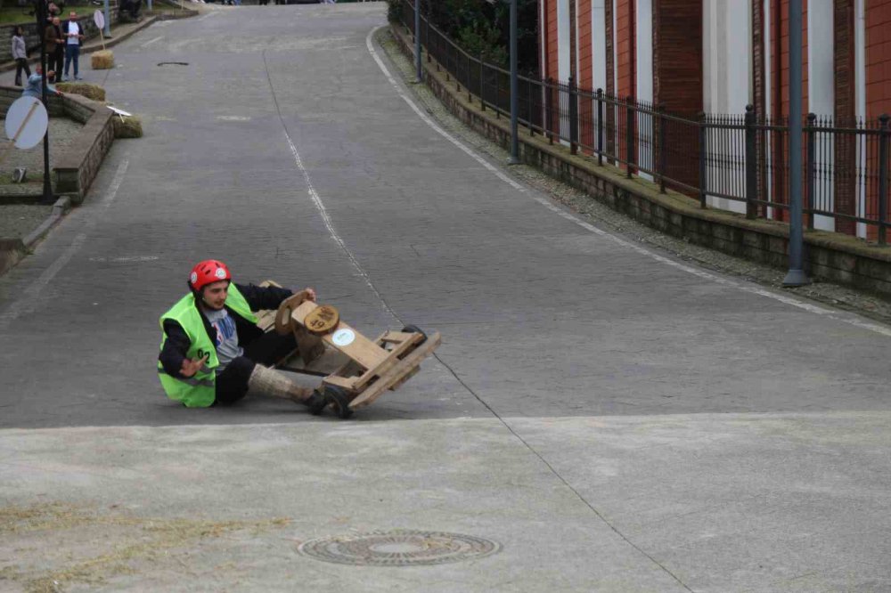 RİZE'YE ÜNİVERSİTE OKUMAYA GELEN ÖĞRENCİLERİN SOSYAL UYUMUNU SAĞLAYARAK KOLAYCA ŞEHRE ADAPTE OLMALARI İÇİN ETKİNLİK DÜZENLENDİ