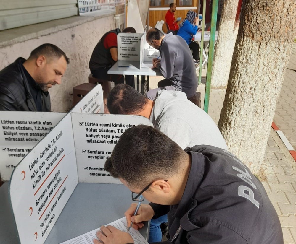 SAMSUN'UN LADİK İLÇESİNDE BİR OKULDA 100 ÜNİTE HEDEFİYLE DÜZENLENEN KIZILAY KAN BAĞIŞI ORGANİZASYONUNDA 136 ÜNİTE KAN TOPLANDI
