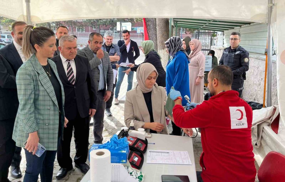 SAMSUN'UN LADİK İLÇESİNDE BİR OKULDA 100 ÜNİTE HEDEFİYLE DÜZENLENEN KIZILAY KAN BAĞIŞI ORGANİZASYONUNDA 136 ÜNİTE KAN TOPLANDI