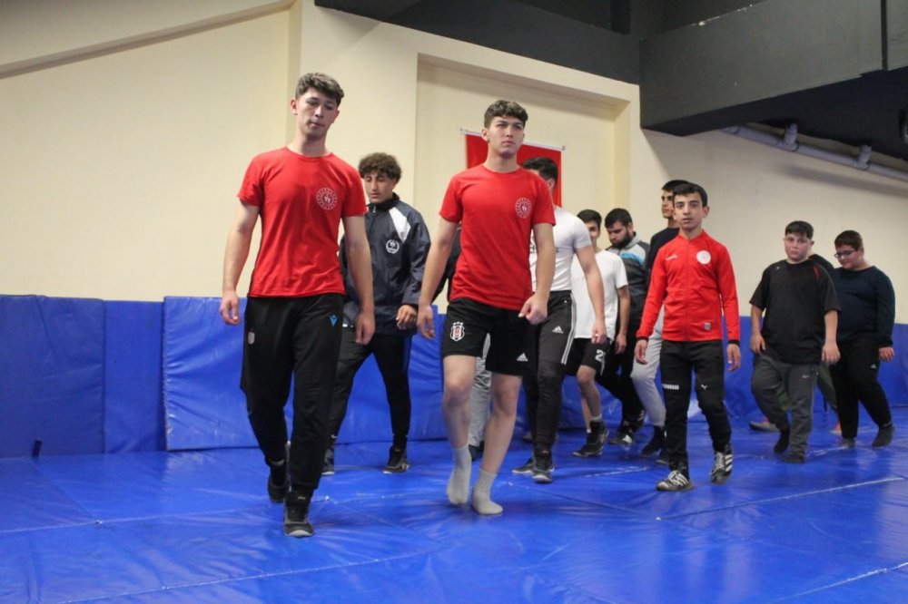 BAYBURT'TA YAŞAYAN MEHMET AKİF  VE YUSUF ZİYA ÇOLAK İSİMLİ İKİZ KARDEŞLER, SPOR ALANINDA DA BİRBİRİNDEN AYRILMAYARAK GÜREŞE BAŞLADILAR. GÜREŞÇİ İKİZ KARDEŞLERİN HEDEFİNDE AVRUPA ŞAMPİYONLUĞU VAR