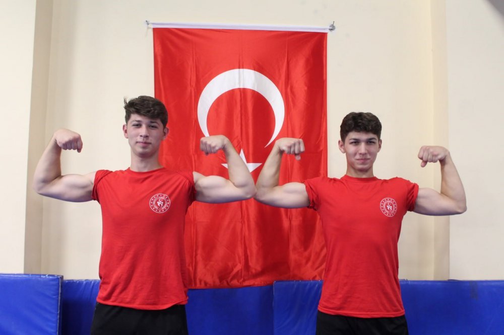 BAYBURT'TA YAŞAYAN MEHMET AKİF  VE YUSUF ZİYA ÇOLAK İSİMLİ İKİZ KARDEŞLER, SPOR ALANINDA DA BİRBİRİNDEN AYRILMAYARAK GÜREŞE BAŞLADILAR. GÜREŞÇİ İKİZ KARDEŞLERİN HEDEFİNDE AVRUPA ŞAMPİYONLUĞU VAR