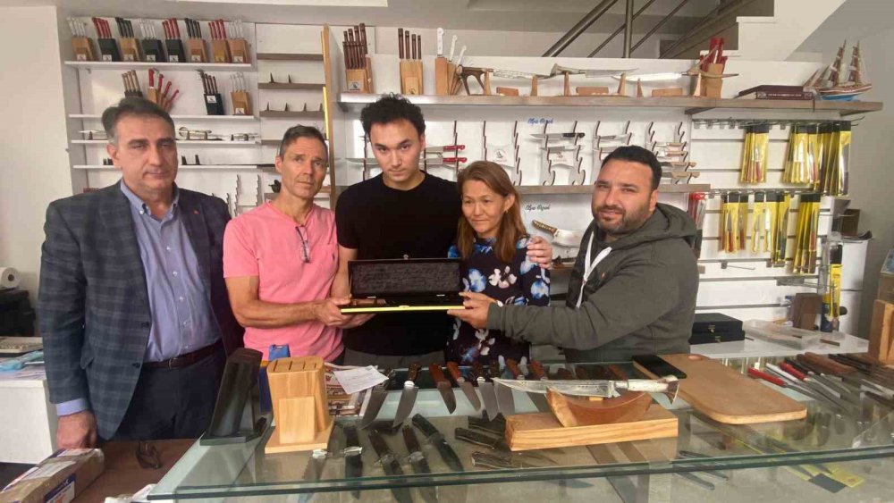 OĞULLARINI TRAFİK KAZASINDA KAYBEDEN NORVEÇLİ AİLEYE SÜRMENE BELEDİYE MECLİS ÜYESİ OLAN BIÇAK İMALATÇISI ATAKAN BERK, NORVEÇ DİLİNDE "RUHU BURADA HER ZAMAN MUTLU OLACAK" YAZILI BİR BIÇAK HEDİYE ETTİ