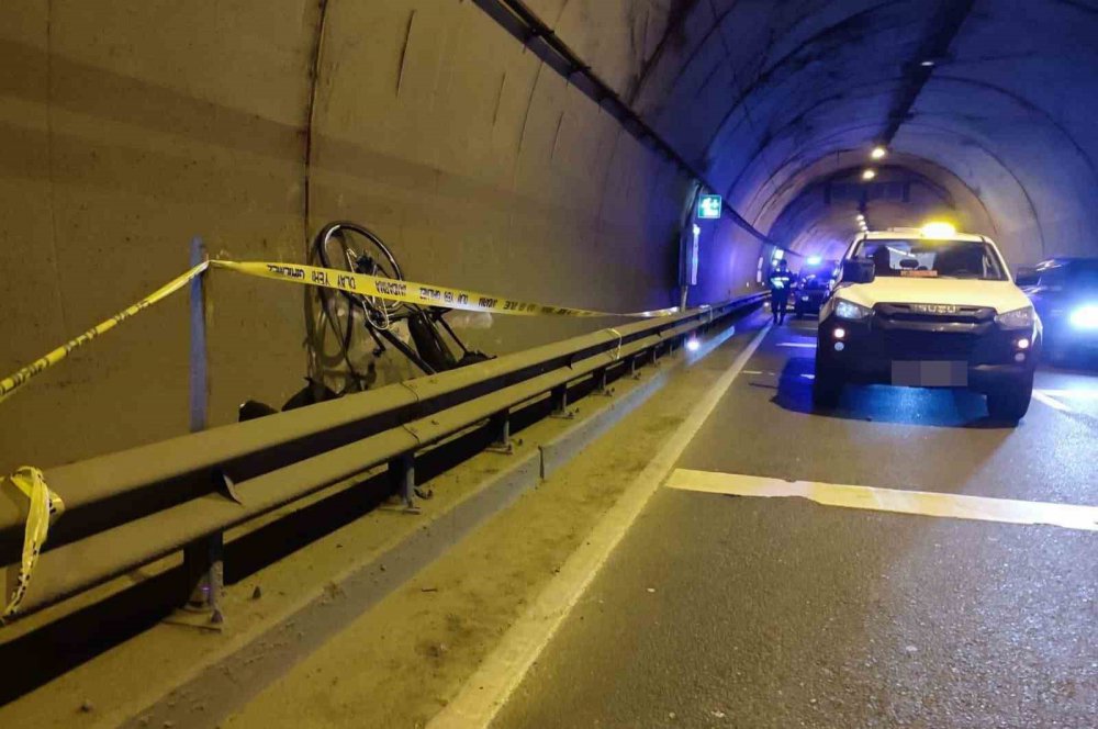 OĞULLARINI TRAFİK KAZASINDA KAYBEDEN NORVEÇLİ AİLEYE SÜRMENE BELEDİYE MECLİS ÜYESİ OLAN BIÇAK İMALATÇISI ATAKAN BERK, NORVEÇ DİLİNDE "RUHU BURADA HER ZAMAN MUTLU OLACAK" YAZILI BİR BIÇAK HEDİYE ETTİ