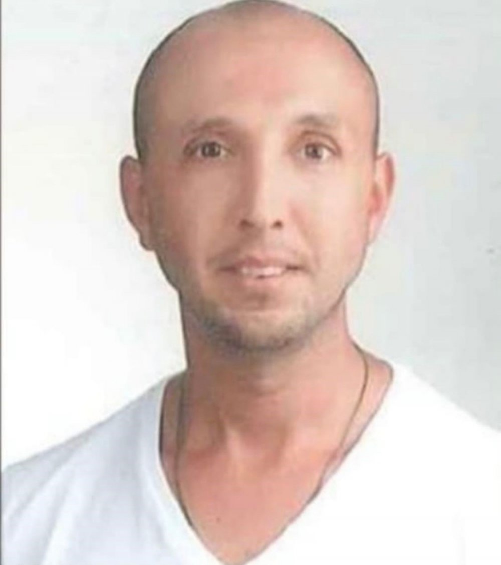 OĞULLARINI TRAFİK KAZASINDA KAYBEDEN NORVEÇLİ AİLEYE SÜRMENE BELEDİYE MECLİS ÜYESİ OLAN BIÇAK İMALATÇISI ATAKAN BERK, NORVEÇ DİLİNDE "RUHU BURADA HER ZAMAN MUTLU OLACAK" YAZILI BİR BIÇAK HEDİYE ETTİ