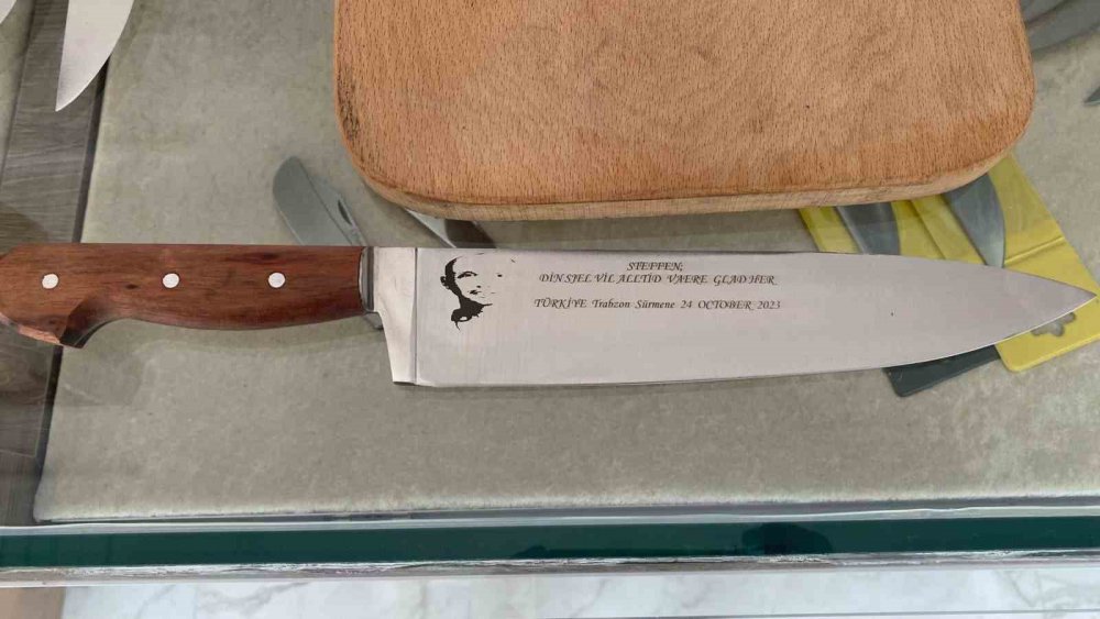 OĞULLARINI TRAFİK KAZASINDA KAYBEDEN NORVEÇLİ AİLEYE SÜRMENE BELEDİYE MECLİS ÜYESİ OLAN BIÇAK İMALATÇISI ATAKAN BERK, NORVEÇ DİLİNDE "RUHU BURADA HER ZAMAN MUTLU OLACAK" YAZILI BİR BIÇAK HEDİYE ETTİ