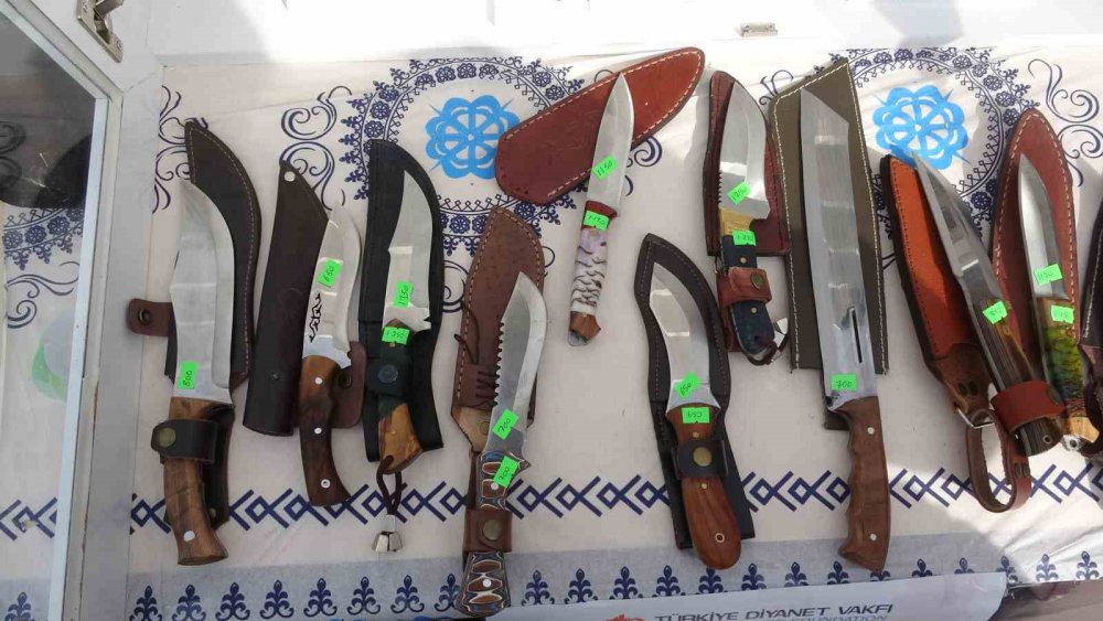 TOKAT'LI SADULLAH SEZER,  5 YILDA OLUŞTURDUĞU BIÇAK KOLEKSİYONUNU FİLİSTİN'E DESTEK VERMEK İÇİN DİYANET VAKIFI TARAFINDAN DÜZENLENEN PANAYIRDA SATIŞA ÇIKARDI