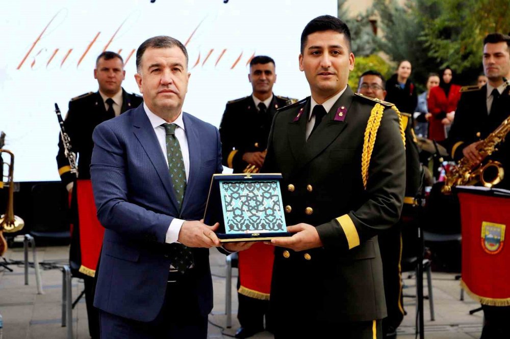 BAYBURT VALİLİĞİNİN ORGANİZE ETTİĞİ VE 3. ORDU BÖLGE BANDO KOMUTANLIĞI’NCA CUMHURİYET'İN 100. YIL KONSERİ, İLGİYLE TAKİP EDİLİRKEN BAYBURT ORTAOKULU HALK OYUNLARI EKİBİ, KONSER ÖNCESİNDE GÖSTERİLERİYLE PROGRAMA RENK KATTI