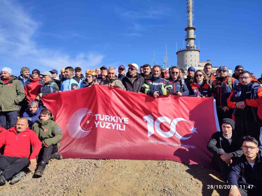 CUMHURİYET BAYRAMI 100. YIL ETKİNLİKLERİ KAPSAMINDA PALANDÖKEN DAĞINA TIRMANIŞ DÜZENLENDİ
