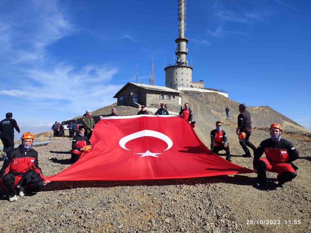 CUMHURİYET BAYRAMI 100. YIL ETKİNLİKLERİ KAPSAMINDA PALANDÖKEN DAĞINA TIRMANIŞ DÜZENLENDİ