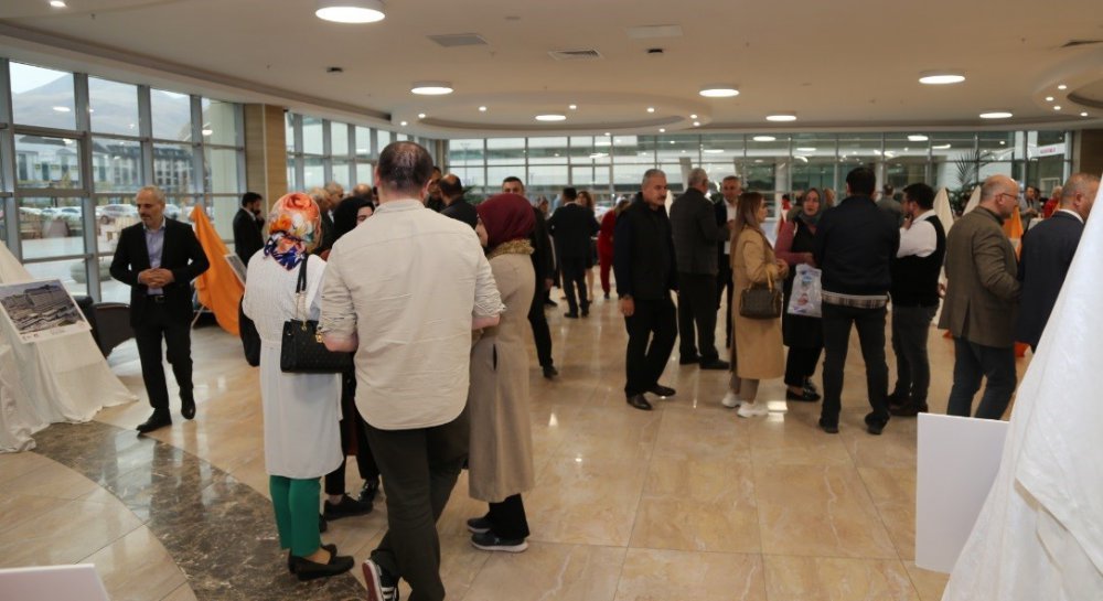 ERZURUM İL SAĞLIK MÜDÜRLÜĞÜNCE, CUMHURİYETİN 100.YILINDA ŞEHİR HASTANESİNDE "100 YILDIR AYNI AŞK VE HEYECANLA" TEMALI FOTOĞRAF SERGİSİ DÜZENLENDİ