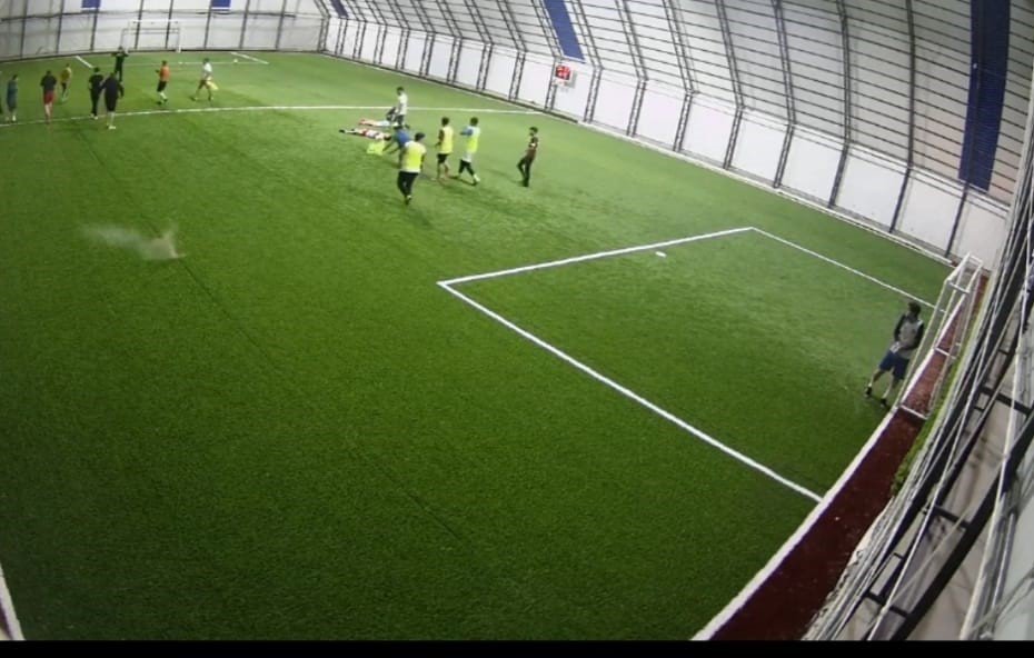 RİZE'NİN ARDEŞEN İLÇESİ SPOR TESİSLERİ'NDE DÜN GECE SAAT 22.30 SULARINDA HALI SAHADA FUTBOL OYNANDIĞI ESNADA MERMİ İSABET ETTİ. HALI SAHADAN SEKEN MERMİ, TESİSİN MÜDÜRİYET ODASINA DÜŞTÜ