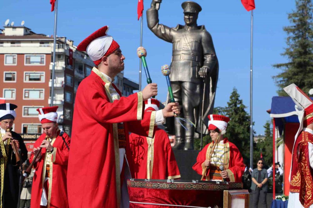 CUMHURİYET BAYRAMI'NIN 100.YIL DÖNÜMÜ RİZE'DE YEDİDEN YETMİŞE HERKESİN KATILIMI İLE COŞKUYLA KUTLANDI