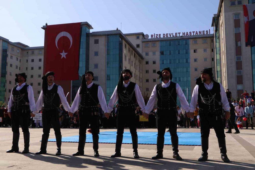 CUMHURİYET BAYRAMI'NIN 100.YIL DÖNÜMÜ RİZE'DE YEDİDEN YETMİŞE HERKESİN KATILIMI İLE COŞKUYLA KUTLANDI