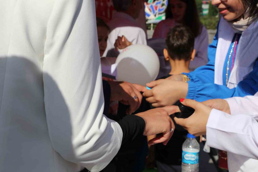 RİZE'DE GELECEĞİN DOKTORLARI BİR ARAYA GELEREK RİZELİ VATANDAŞLARA SAĞLIK TARAMASINDAN GEÇİRDİ