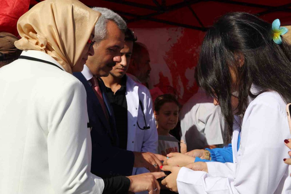 RİZE'DE GELECEĞİN DOKTORLARI BİR ARAYA GELEREK RİZELİ VATANDAŞLARA SAĞLIK TARAMASINDAN GEÇİRDİ
