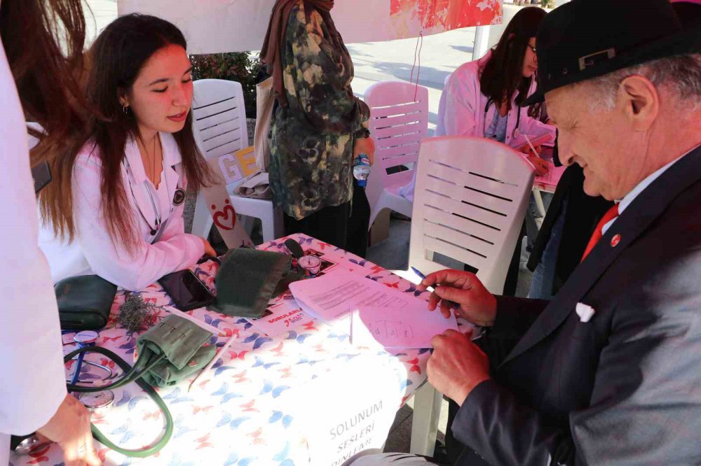 RİZE'DE GELECEĞİN DOKTORLARI BİR ARAYA GELEREK RİZELİ VATANDAŞLARA SAĞLIK TARAMASINDAN GEÇİRDİ