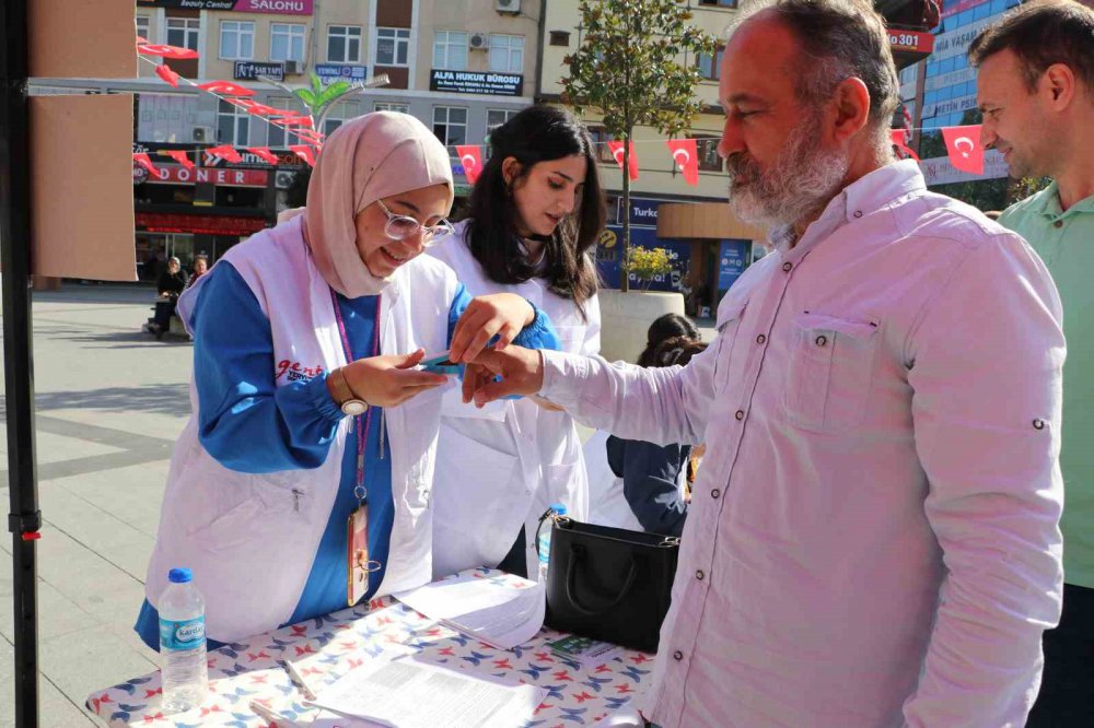 RİZE'DE GELECEĞİN DOKTORLARI BİR ARAYA GELEREK RİZELİ VATANDAŞLARA SAĞLIK TARAMASINDAN GEÇİRDİ