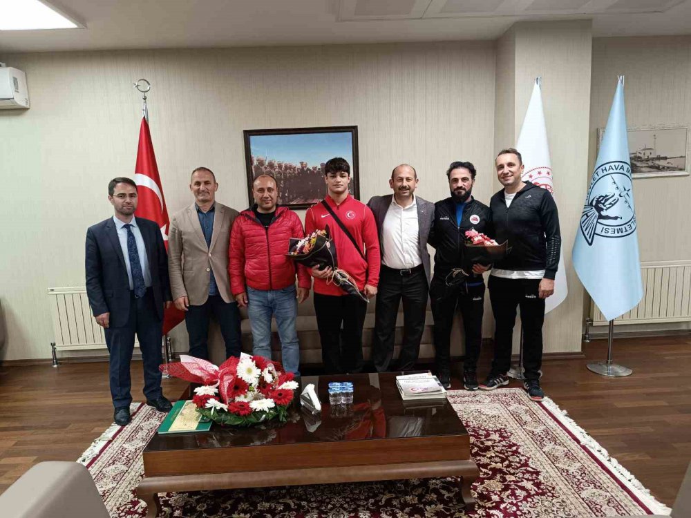 23 YAŞ ALTI DÜNYA GÜREŞ ŞAMPİYONASI'NDA İKİNCİ OLAN SAMSUN BÜYÜKŞEHİR BELEDİYESİ SPORCUSU MİLLİ GÜREŞÇİ ALPEREN BERBER, SAMSUN'DA ÇİÇEKLERLE KARŞILANDI