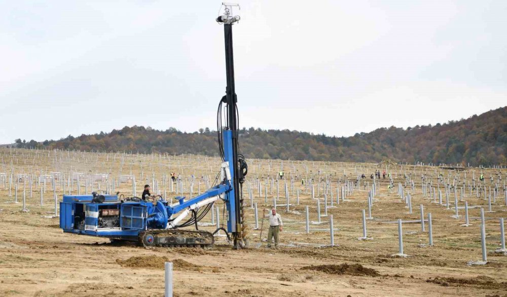SAMSUN BÜYÜKŞEHİR BELEDİYESİ, KAMU ELİYLE ORTA GERİLİM SEVİYESİNDE SİSTEME BAĞLANMIŞ TÜRKİYE'NİN EN BÜYÜK GÜNEŞ ENERJİ SANTRALİ (GES) PROJESİNİN YAPIMININ YÜZDE 50'SİNİ TAMAMLADI