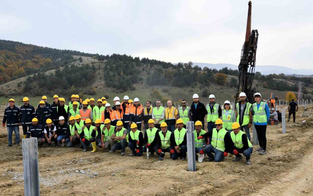 SAMSUN BÜYÜKŞEHİR BELEDİYESİ, KAMU ELİYLE ORTA GERİLİM SEVİYESİNDE SİSTEME BAĞLANMIŞ TÜRKİYE'NİN EN BÜYÜK GÜNEŞ ENERJİ SANTRALİ (GES) PROJESİNİN YAPIMININ YÜZDE 50'SİNİ TAMAMLADI