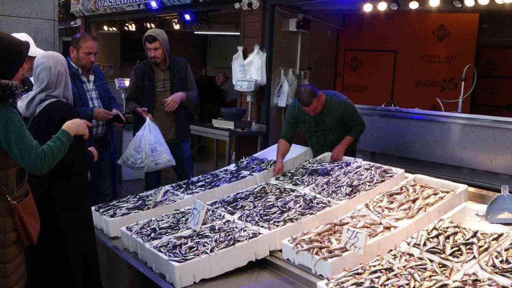 SEZON BAŞINDA GENELLİKLE BATI KARADENİZ'DE AVLANAN HAMSİNİN BUGÜNLERDE TRABZON AÇIKLARINDA BOL MİKTARDA AVLANMASI BALIKÇININ YÜZÜNÜ GÜLDÜRÜRKEN, TRABZON BALIK HALİ'NDE BUGÜN İTİBARİYLE HAMSİNİN KİLOSU 50 TL'DEN SATILIYOR