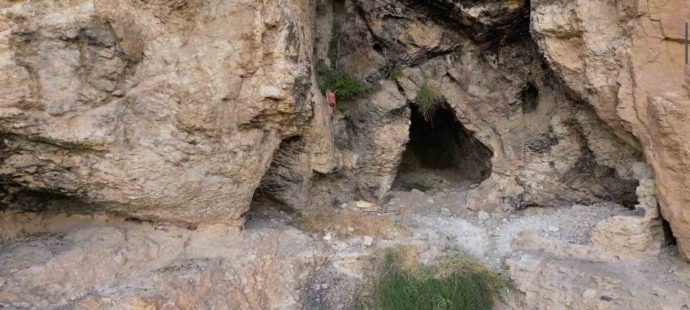 CİTTASLOW İCRA KURULU'NUN "SAKİN ŞEHİR" AĞINA KABUL EDİLEN ERZURUM'UN UZUNDERE İLÇE MERKEZİNE SADECE 1 KİLOMETRE UZAKLIKTA, DOĞANIN DERİNLİKLERİNDE YER ALAN KÖPTEK MAĞARASI, GİZEMİ VE TARİHİ İLE DİKKAT ÇEKİYOR