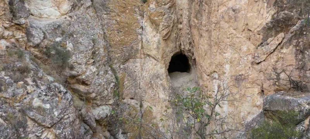 CİTTASLOW İCRA KURULU'NUN "SAKİN ŞEHİR" AĞINA KABUL EDİLEN ERZURUM'UN UZUNDERE İLÇE MERKEZİNE SADECE 1 KİLOMETRE UZAKLIKTA, DOĞANIN DERİNLİKLERİNDE YER ALAN KÖPTEK MAĞARASI, GİZEMİ VE TARİHİ İLE DİKKAT ÇEKİYOR