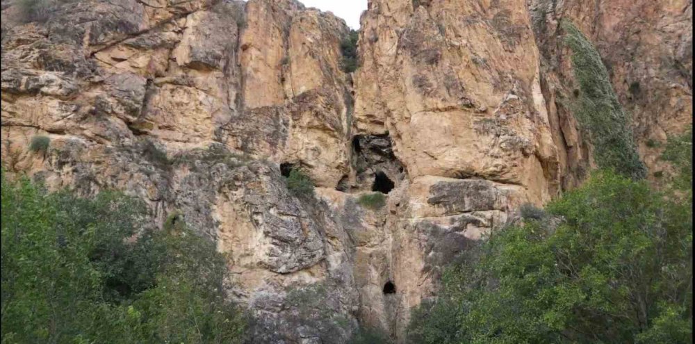 CİTTASLOW İCRA KURULU'NUN "SAKİN ŞEHİR" AĞINA KABUL EDİLEN ERZURUM'UN UZUNDERE İLÇE MERKEZİNE SADECE 1 KİLOMETRE UZAKLIKTA, DOĞANIN DERİNLİKLERİNDE YER ALAN KÖPTEK MAĞARASI, GİZEMİ VE TARİHİ İLE DİKKAT ÇEKİYOR