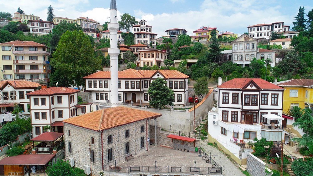 TRABZON'UN AKÇAABAT İLÇESİNDE BELEDİYE TARAFINDAN RESTORE EDİLEREK YENİ BİR TURİZM DESTİNASYONU OLARAK İLÇEYE KAZANDIRILAN ORTAMAHALE VE ORTAMAHALLE MÜZESİ, YERLİ VE YABANCI TURİSTLER TARAFINDAN İLGİ ODAĞI OLDU
