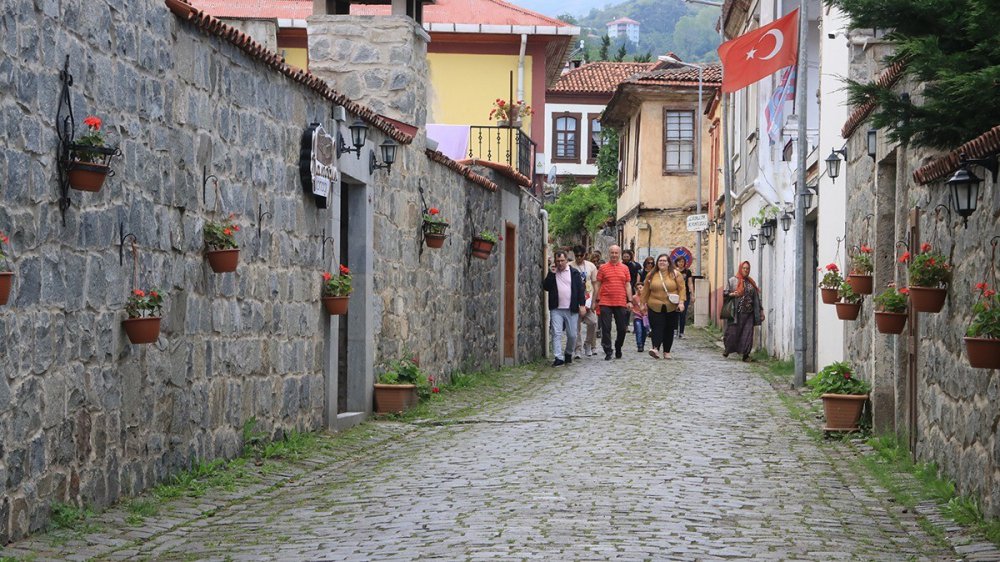 TRABZON'UN AKÇAABAT İLÇESİNDE BELEDİYE TARAFINDAN RESTORE EDİLEREK YENİ BİR TURİZM DESTİNASYONU OLARAK İLÇEYE KAZANDIRILAN ORTAMAHALE VE ORTAMAHALLE MÜZESİ, YERLİ VE YABANCI TURİSTLER TARAFINDAN İLGİ ODAĞI OLDU