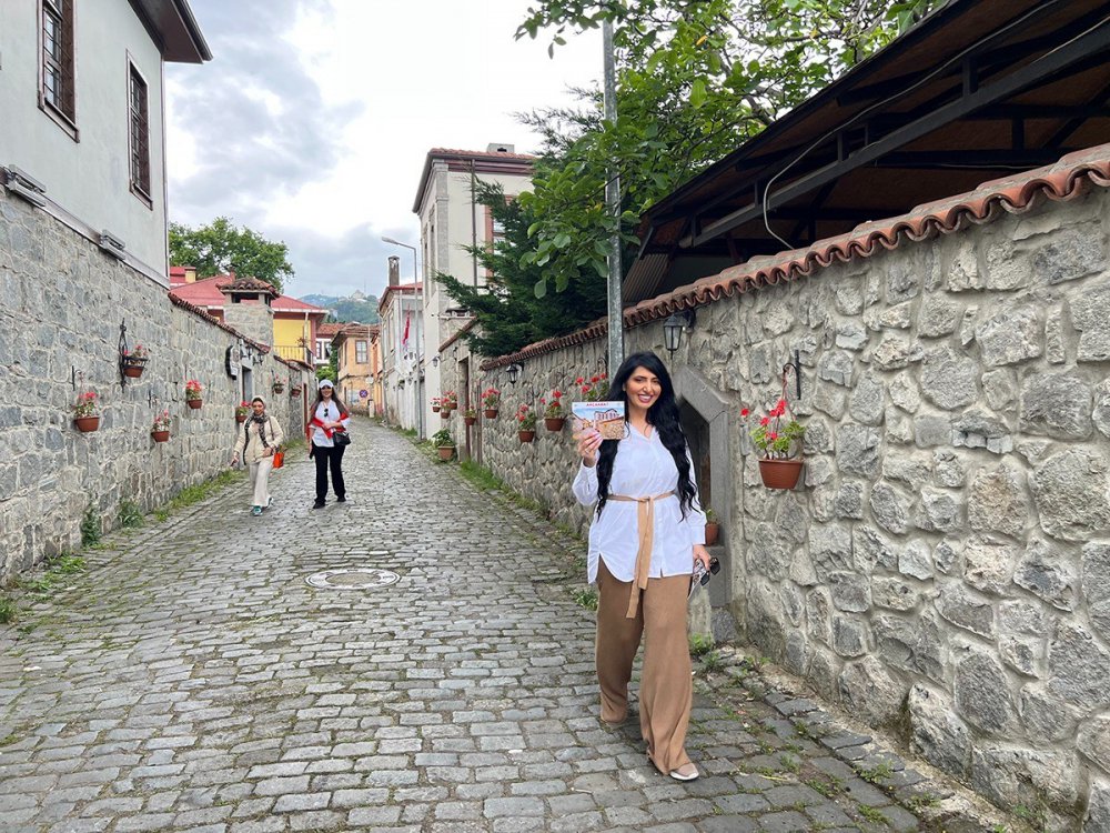 TRABZON'UN AKÇAABAT İLÇESİNDE BELEDİYE TARAFINDAN RESTORE EDİLEREK YENİ BİR TURİZM DESTİNASYONU OLARAK İLÇEYE KAZANDIRILAN ORTAMAHALE VE ORTAMAHALLE MÜZESİ, YERLİ VE YABANCI TURİSTLER TARAFINDAN İLGİ ODAĞI OLDU