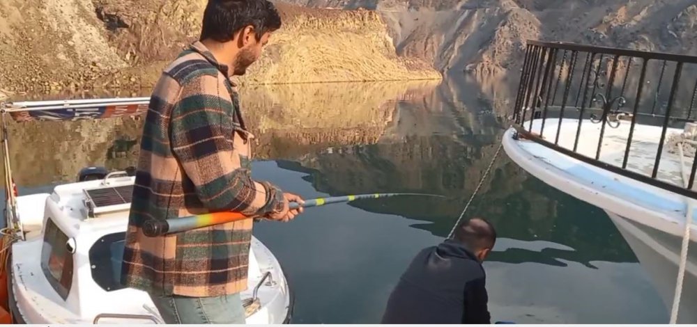 ARTVİN'DE BARAJ SULARI ALTINDA KALAN YUSUFELİ İLÇESİNİN ESKİ YERLEŞİM YERİNDE OLTA BALIKÇILIĞI BAŞLADI. GEZİP DOLAŞTIKLARI İLÇENİN ÜZERİNDE AMATÖR BALIKÇILAR BU KEZ OLTALARINI ATTI