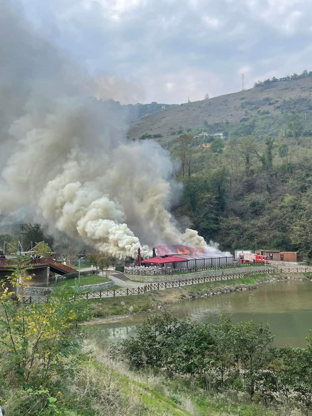 TRABZON'UN AKÇAABAT İLÇESİNDEKİ TURİZM MERKEZİ SERA GÖLÜ'NÜN KIYISINDA BULUNAN BİR SOSYAL TESİSTE BUGÜN ÖĞLE SAATLERİNDE YANGIN ÇIKTI. ÇIKAN YANGINDA TESİSTE BÜYÜK MADDİ HASAR OLUŞURKEN, YANGIN KONTROL ALTINA ALINDI